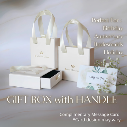 a gift box with a handle, accompanied by a gift card and a complementary message card.