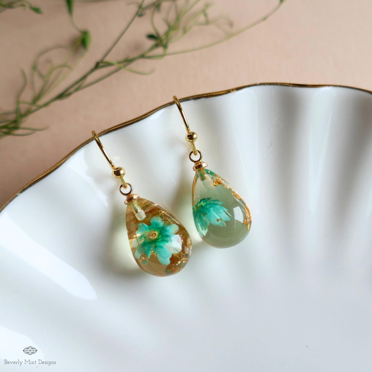 Pressed Flower Resin Earrings, Green Floral Drop Earrings, Gold Flake Jewelry, Nature Inspired Jewelry, Botanical Earrings, Gift For Her