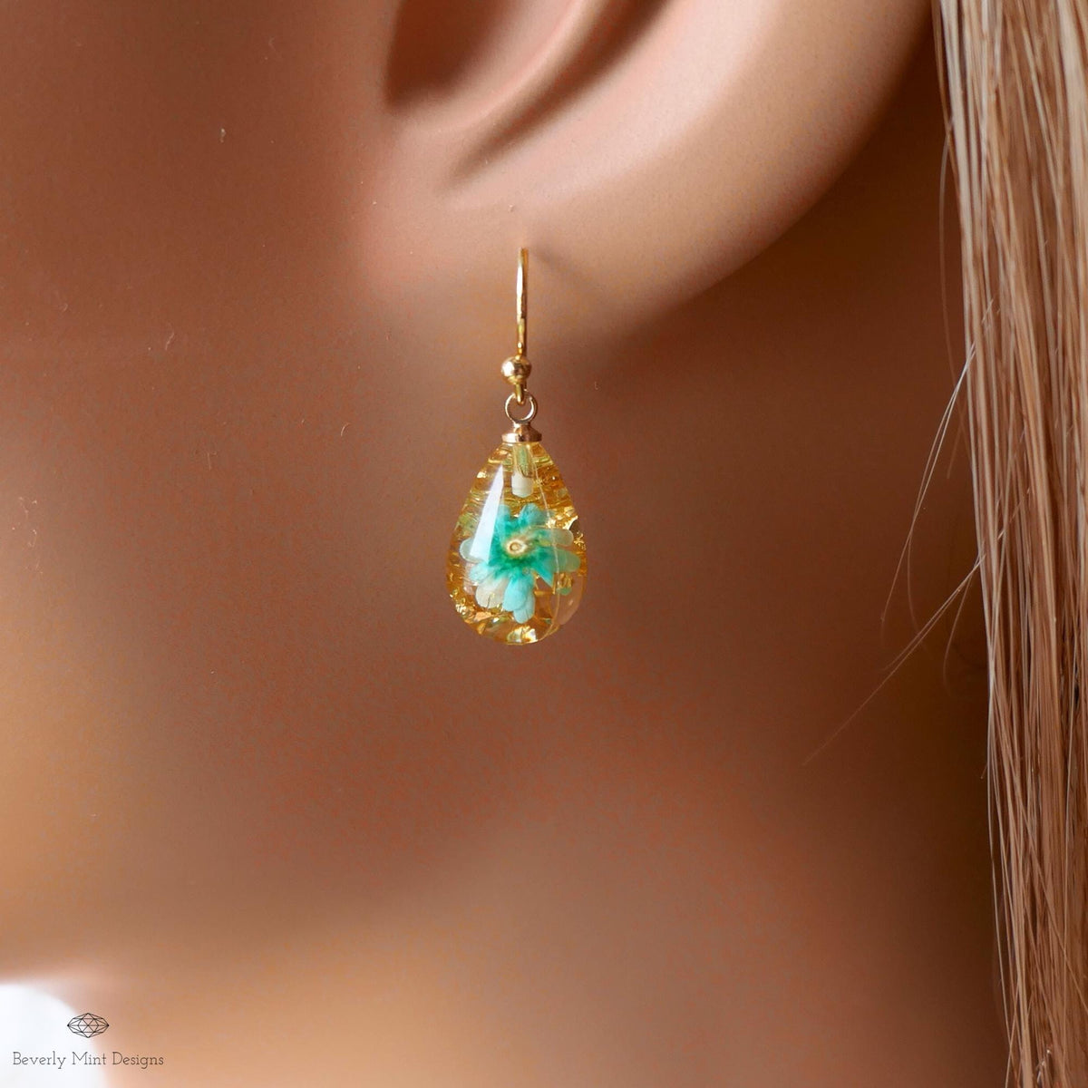 Pressed Flower Resin Earrings, Green Floral Drop Earrings, Gold Flake Jewelry, Nature Inspired Jewelry, Botanical Earrings, Gift For Her