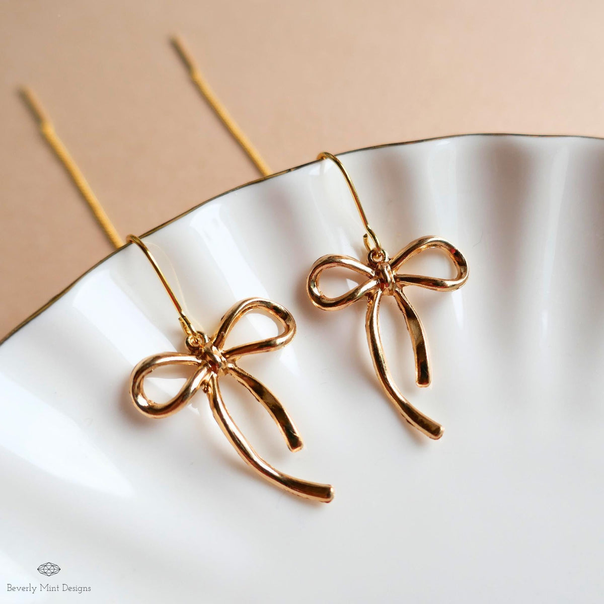 Gold Bow Threader Earrings, Dainty Long Drop Earrings, Minimalist Chain Earrings, Elegant Jewelry for Her, Sensitive Ear & Clip-On Options