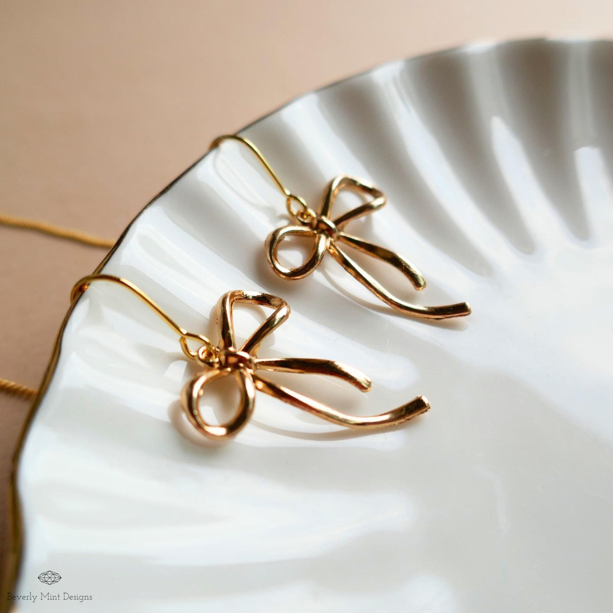 Gold Bow Threader Earrings, Dainty Long Drop Earrings, Minimalist Chain Earrings, Elegant Jewelry for Her, Sensitive Ear & Clip-On Options