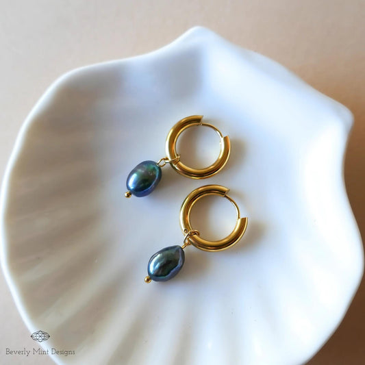 Gold Hoop Earrings with Black Baroque Pearl Beads, Minimalist Pearl Dangle Earrings, Elegant Statement Jewelry, Modern