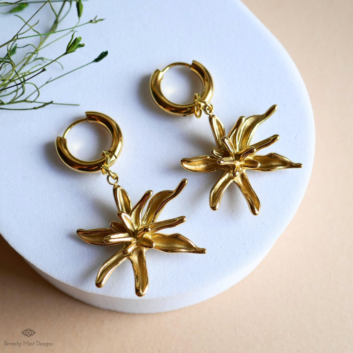 Gold Lily Flower Hoop Earrings , Sculptural Floral Earrings , Nature Inspired Botanical Jewelry, Elegant Dangle Earrings